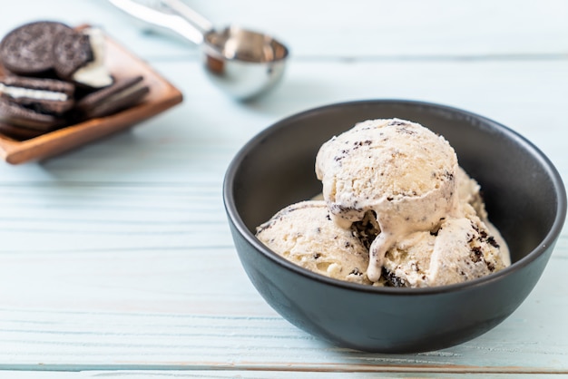 tazón de galletas y helado de crema