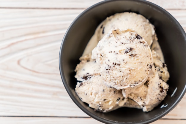 Foto tazón de galletas y helado de crema