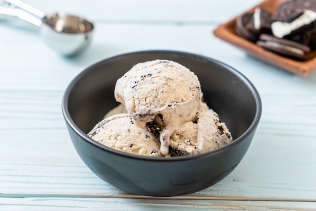 Foto tazón de galletas y helado de crema