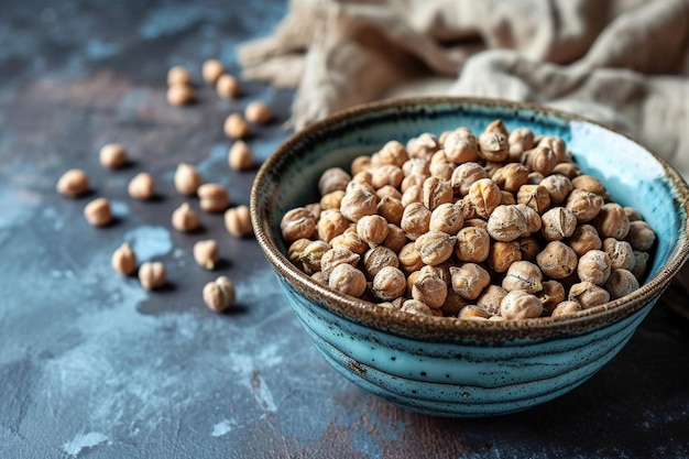 Un tazón con garbanzos secos crudos listos para cocinar de cerca