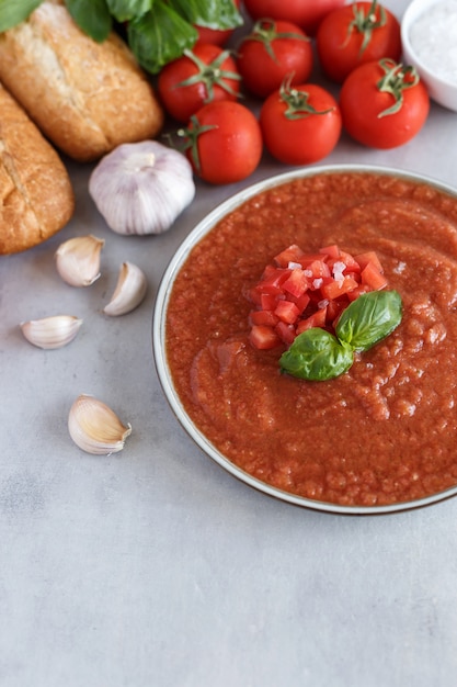 Un tazón de gazpacho fresco. Sopa fría de tomate.