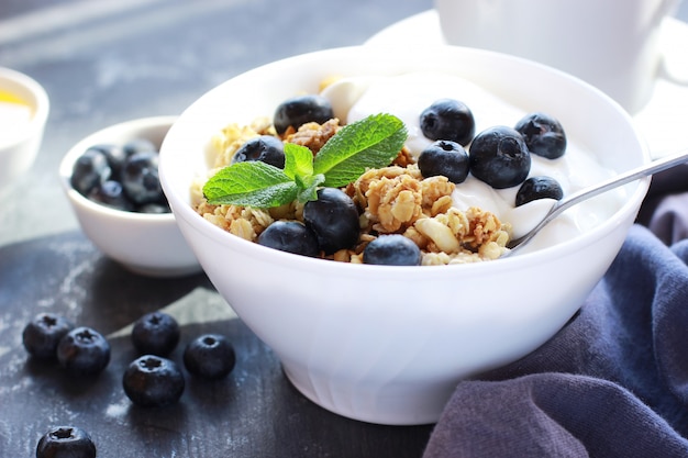 Tazón de granola con arándanos y yogurt