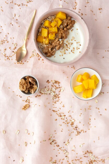 Tazón de granola casera con yogurt y cereales