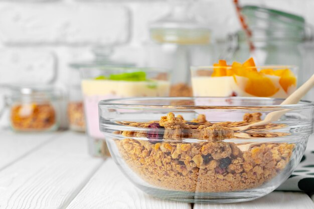 Tazón con granola en mesa de madera de cerca