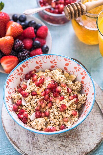 Tazón de granola con semillas de granada