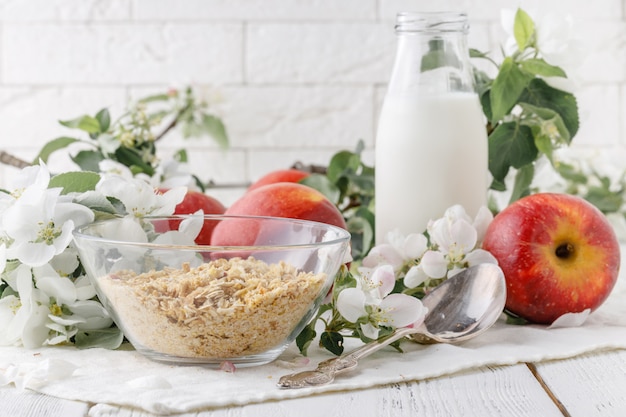 Tazón de granola con yogurt y frutas frescas para un desayuno saludable