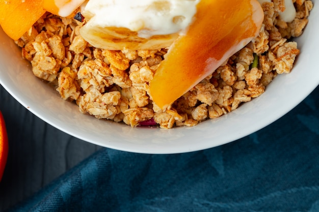 Tazón de granola con yogurt y frutas en rodajas