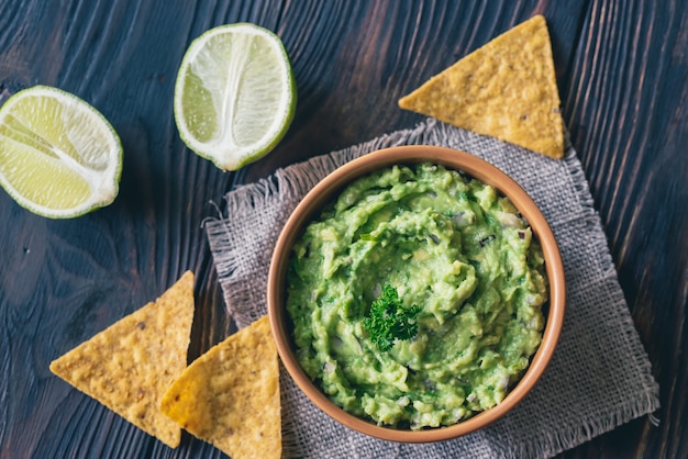 Tazón de guacamole con chips de tortilla