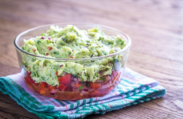 Tazón de guacamole con salsa