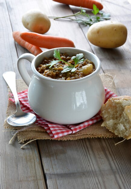 Tazón de guiso de lentejas con patatas y zanahorias