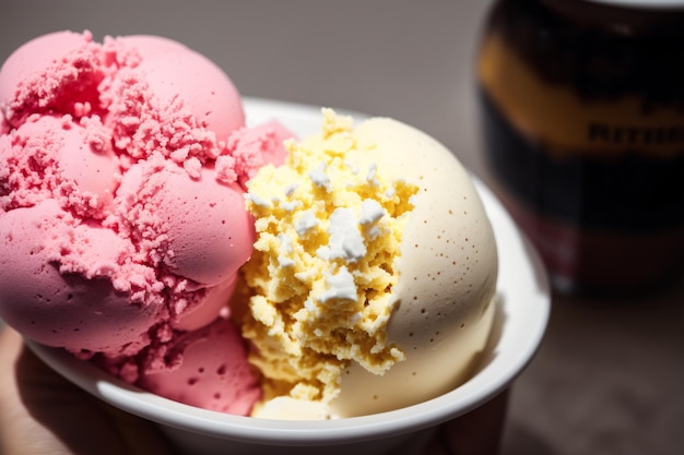 Un tazón de helado con una botella de refresco al fondo.