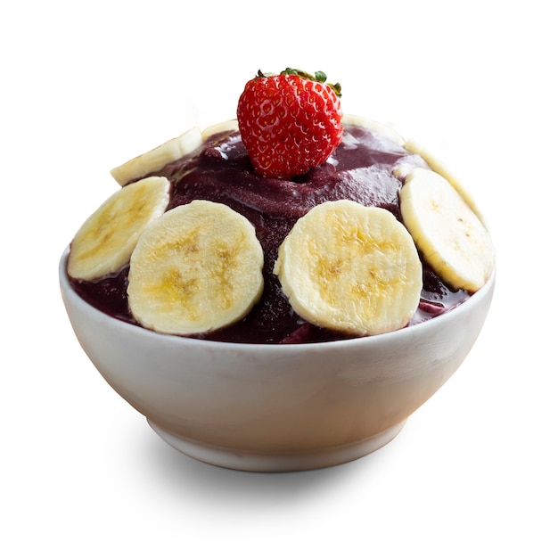 Tazón de helado brasileño de Acai berry congelado con rodajas de plátano y fresa. Aislado