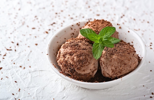 Tazón de helado de chocolate sobre fondo blanco de madera Desde la vista superior