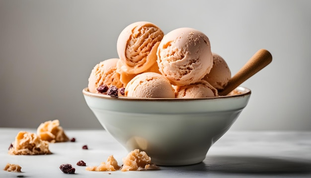 un tazón de helado con una cuchara en él