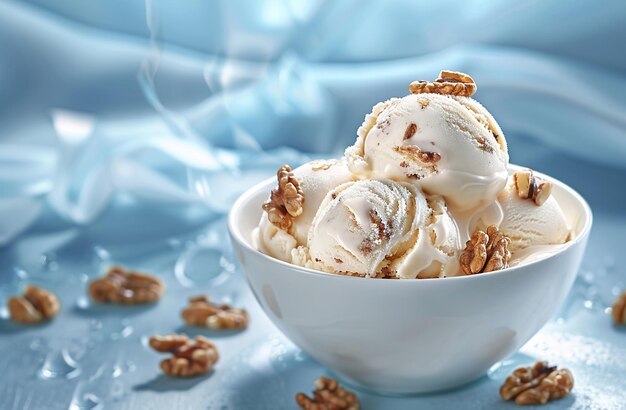 Un tazón de helado con nueces en la parte superior con una textura cremosa y un rico color ámbar