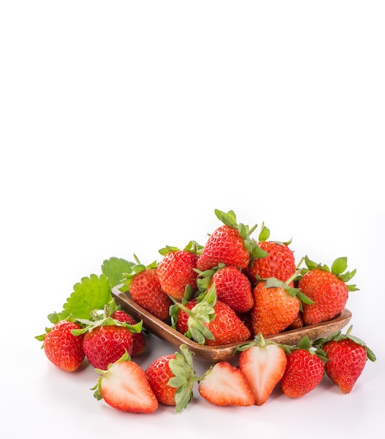 Un tazón de hermosas fresas aislado sobre fondo blanco con trazado de recorte, de cerca, macro.