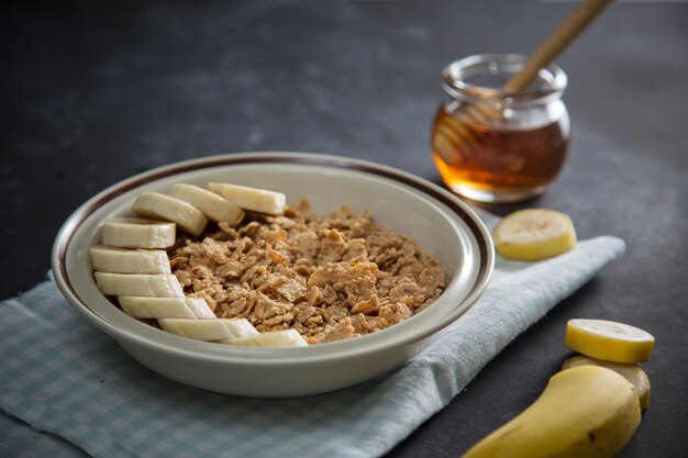 Tazón de hojuelas de maíz con plátano y miel