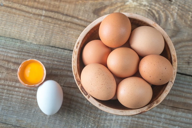 Tazón de huevos de gallina cruda