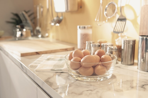 Tazón de huevos en el mostrador de la cocina