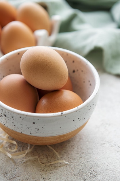 Tazón de huevos sobre fondo de hormigón