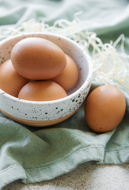 Tazón de huevos sobre fondo de hormigón