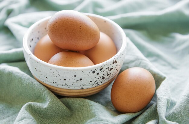 Tazón de huevos sobre fondo de hormigón