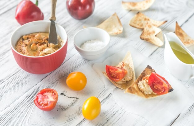 Tazón de hummus con chips de tortilla