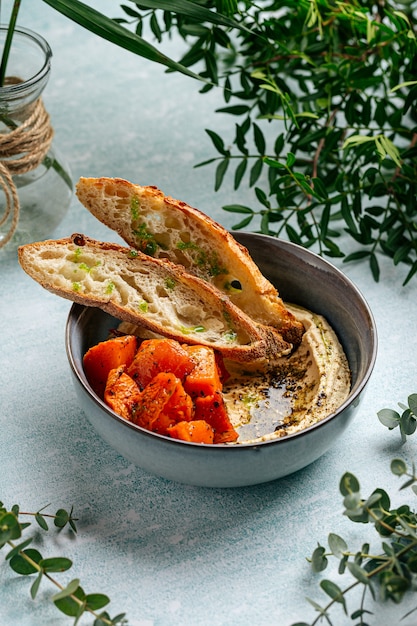 Tazón de hummus con zaatar de calabaza con miel y balde crujiente