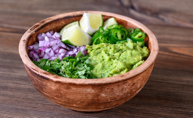 Tazón de ingredientes para guacamole