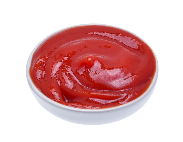 Tazón de ketchup o salsa de tomate aislado sobre fondo blanco.