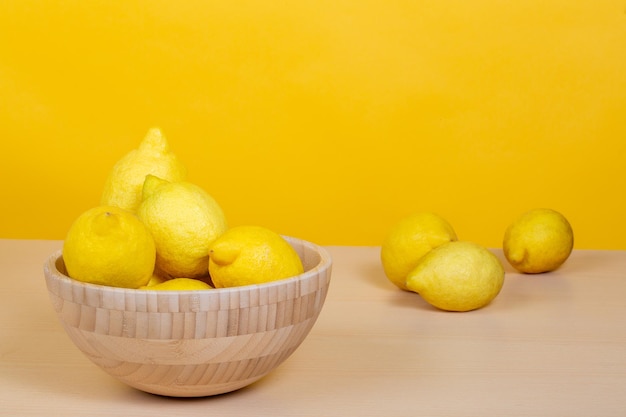 tazón de limones con espacio de copia