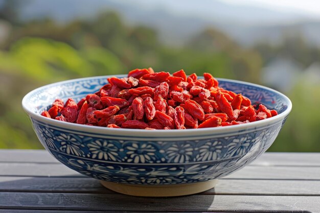 Foto un tazón lleno de bayas de goji rojas secas