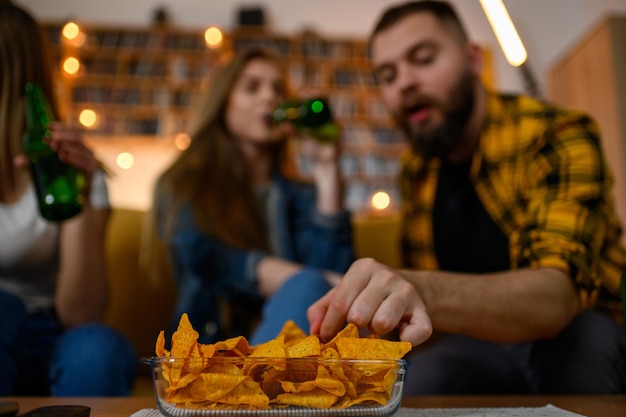 Tazón lleno de nachos en una mesa en una fiesta en casa