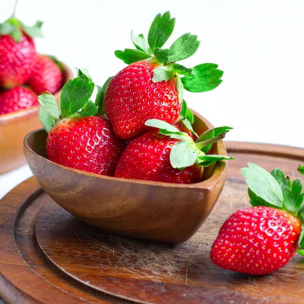 Tazón de madera con un delicioso jardín de fresas