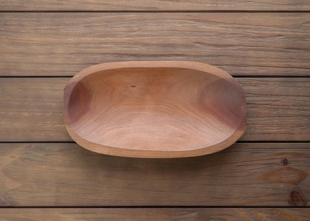 Tazón de madera hecho a mano vacío sobre mesa de madera