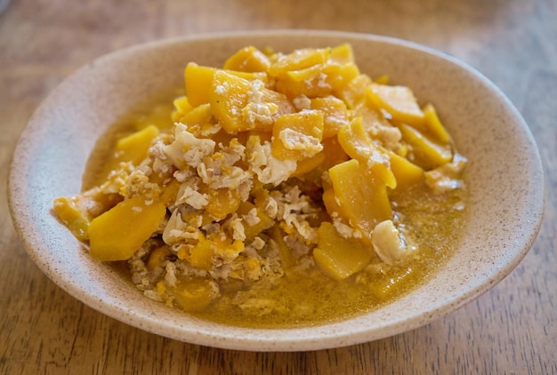 Un tazón de mango y arroz con la palabra mango.
