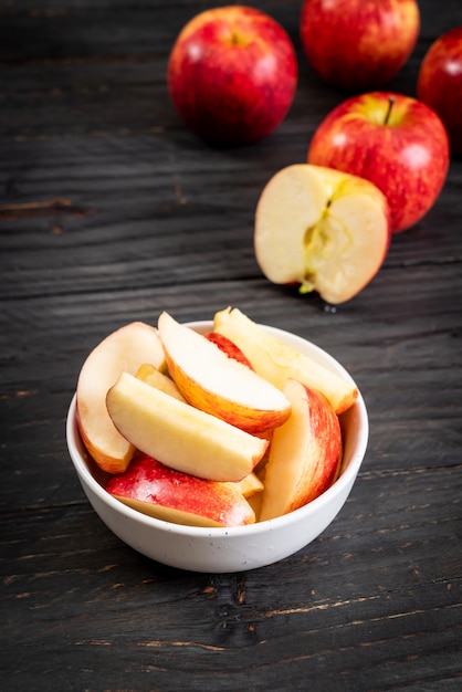 tazón de manzana roja fresca en rodajas