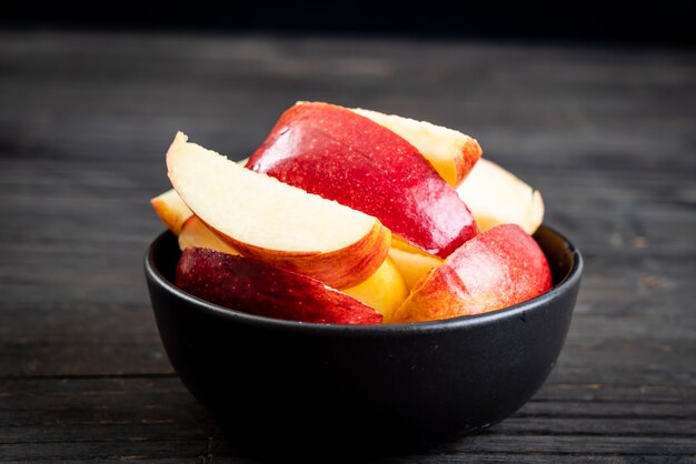 tazón de manzana roja fresca en rodajas