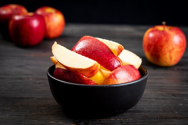 Foto tazón de manzana roja fresca en rodajas