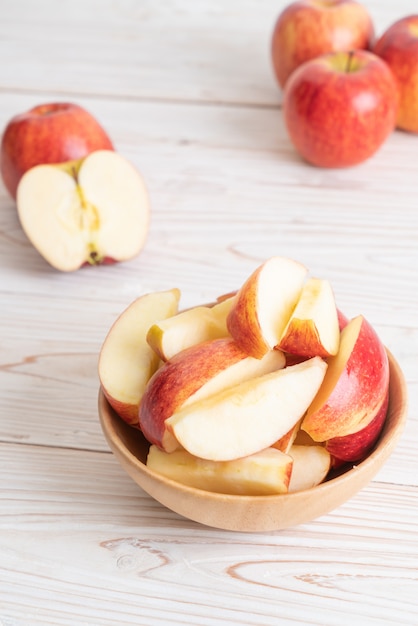 tazón de manzana roja fresca en rodajas