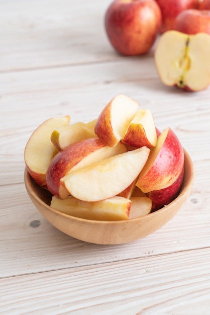 tazón de manzana roja fresca en rodajas