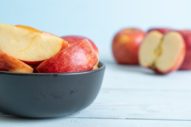 tazón de manzana roja fresca en rodajas