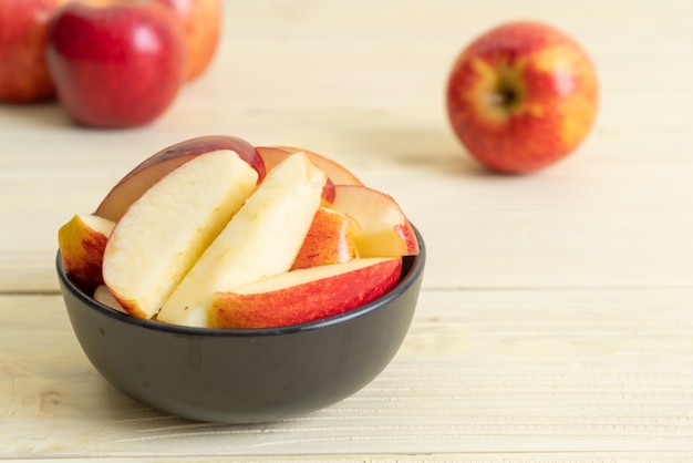 tazón de manzana roja fresca en rodajas