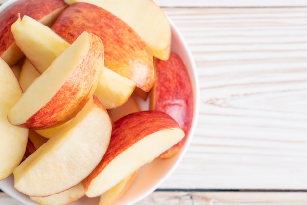 tazón de manzana roja fresca en rodajas