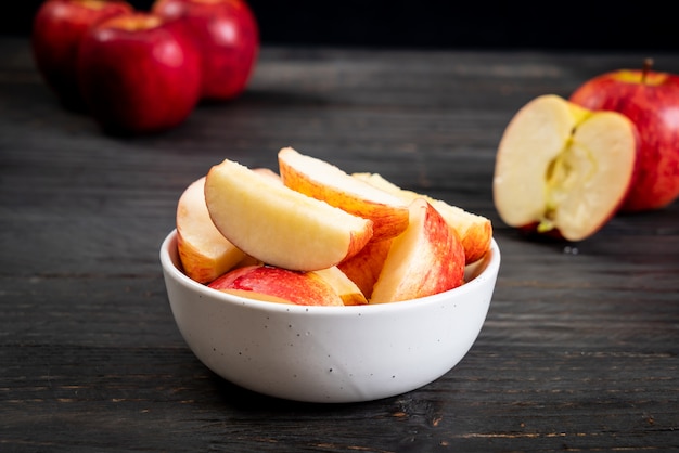 tazón de manzana roja fresca en rodajas