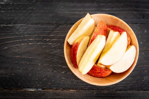 Foto tazón de manzana roja fresca en rodajas