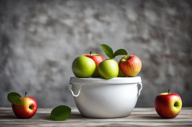 un tazón de manzanas con una hoja en la parte superior