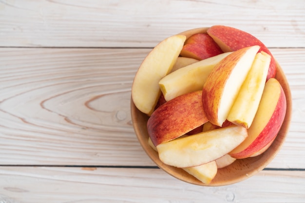 Foto tazón de manzanas rojas frescas en rodajas