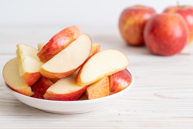 Tazón de manzanas rojas frescas en rodajas