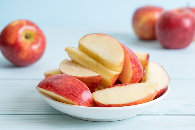 Tazón de manzanas rojas frescas en rodajas